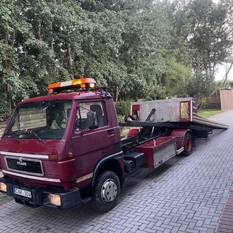 Automobilių, mikroautobusų, notociklų transportavimas. Klaipėda Karolis nuotrauka 1 Tralo paslaugos Klaipėda Karolis nuotrauka 1