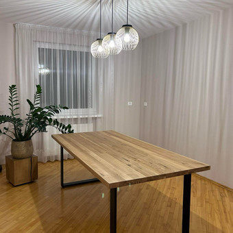 Gaminame ergonomiškus ir funkcionalius ąžuolo biuro baldus, pritaikytus jūsų darbo vietos poreikiams. Aukšta kokybė, patogumas ir ilgaamžiškumas garantuoti. Ukmergės rajonas Ąžuolo stalai A&A nuotrauka 1 Biuro baldų gamyba Ukmergės rajonas Ąžuolo stalai A&A nuotrauka 1
