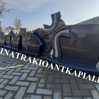 Bene didžiausias pagamintų paminklų pasirinkimas Kaune. Ekspozicijoje virš 200 skirtingų modelių paminklų. Taipat galime pagaminti individualiai jums pagal jūsų nuotrauką ar eskizą. Kaunas Vainatrakio antkapiai nuotrauka 3 Paminklų gamyba Kaunas Vainatrakio antkapiai nuotrauka 3