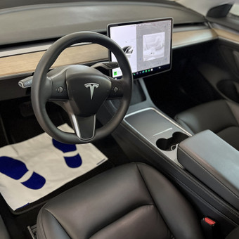 Cheminis valymas – tai giluminis automobilio vidaus valymas, kurio metu pašalinamos dėmės, nešvarumai ir nemalonūs kvapai. Taip pat atnaujinami plastikai, detaliai nuvalomi stiklai. Kaunas EB AUTO nuotrauka 5 Cheminis salono valymas Kaunas EB AUTO nuotrauka 5