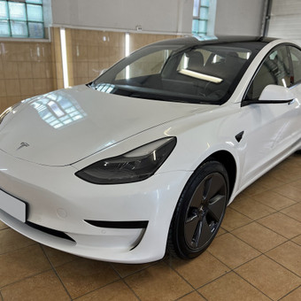 Kėbulo poliravimas – tai procesas, kurio metu pašalinami smulkūs įbrėžimai, oksidacija, kelio apnašos ir dėmės nuo automobilio paviršiaus, suteikiant jam blizgesį, lygumą ir atnaujintą išvaizdą. Kaunas EB AUTO nuotrauka 4 Kėbulo poliravimas Kaunas EB AUTO nuotrauka 4