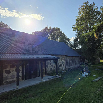 Atsižvelgiant į stogo parametrus galime pasiūlyti banguotų lakštų perdažymo paslaugą, taip atnaujinsite namo estetinį vaizdą greitai ir su mažesnėmis išlaidomis. Klaipėda UAB Gedo statyba nuotrauka 8 Stogų dažymas Klaipėda UAB Gedo statyba nuotrauka 8