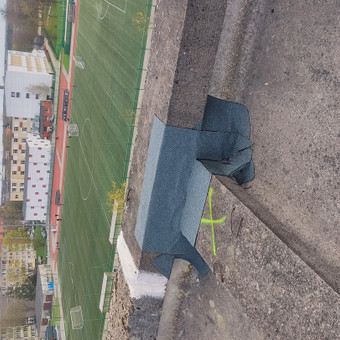 Senų daugiabučių dalinis stogų remontas, surandant problematiškiausias vietas. Klaipėda Kostas Miezetis nuotrauka 1 Stogų remontas Klaipėda Kostas Miezetis nuotrauka 1