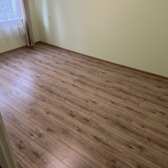 Laminuotos grindys yra vienas populiariausių pasirinkimų dėl savo ilgaamžiškumo, estetikos ir lengvos priežiūros Šiauliai Karolis Andrijauskas nuotrauka 2 Laminato klojimas Šiauliai Karolis Andrijauskas nuotrauka 2