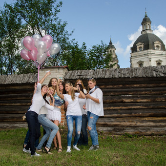 Mergvakario fotosesija – tai smagi ir įsimintina šventės dalis, skirta įamžinti būsimą nuotaką bei jos drauges prieš didžiąją dieną. Kaunas Valentinas nuotrauka 6 Mergvakario fotosesija Kaunas Valentinas nuotrauka 6