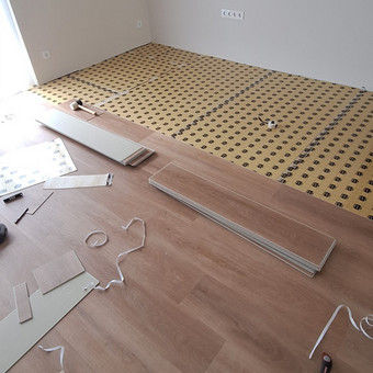 Klojame plaukiojančiu būdu, klijuojame ar tvirtiname ant lagių grindų dangas. Laminatas, parketlentės, vinilas, medinės grindys ir kt. Vilnius MB Svpi grupė nuotrauka 23 Grindų dangos klojimas Vilnius MB Svpi grupė nuotrauka 23