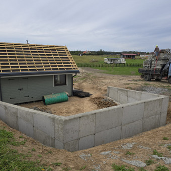 atramnė sena, statinys, laikantis už jo esantį gruntą, kad šis nenušliaužtų. Būna vertikali arba šiek tiek nuožulni, gravitacinė masyvi (iš monolitinio arba surenkamojo gelžbetonio, betono, mūro, ak Klaipėdos rajonas Paulius nuotrauka 7 Atraminės sienelės Klaipėdos rajonas Paulius nuotrauka 7