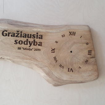 Graviruojame ant įvairių paviršių (medienos, stiklo, organinio stiklo, plastiko, odos, metalo). Galima graviruoti ant apvalių gaminių (taurių, butelių, rašiklių ir t.t.) Klaipėda UAB EKODEKO nuotrauka 11 Graviravimas Klaipėda UAB EKODEKO nuotrauka 11