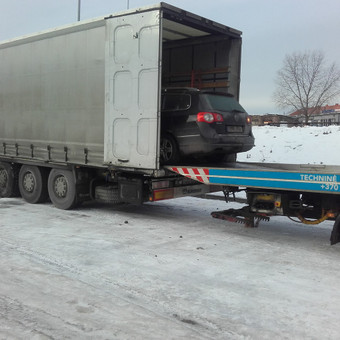 Galime pakrauti ar iškrauti automobilius į konteinerius ar vilkikų priekabą. Klaipėda AUTOVELKA - Traliuko paslaugos nuotrauka 9 Automobilio pakrovimas/iškrovimas iš konteinerio Klaipėda AUTOVELKA - Traliuko paslaugos nuotrauka 9
