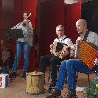 Folkloro ansamblis (patirtis veikloje 27 metai).
Vedame edukacijas: tradiciniai šokiai-rateliai, žaidimai, tradicinis muzikavimas. Rengiame ir patys dalyvaujame folklorinių šokių vakaronėse Šiauliai Indre Jokopiene nuotrauka 7 Folkloro ansamblis Šiauliai Indre Jokopiene nuotrauka 7