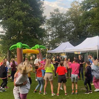 DJ + vedimo paslauga. Kadangi kartais paprašo pabūti vedėju, tai turiu ir vedimo patirties. Pasakyti įvadinį žodį, porą žaidimų pažaisti (kad ne tik muzika). Vilnius Aleksandr Belšin nuotrauka 7 Minimalus renginio vedimas Vilnius Aleksandr Belšin nuotrauka 7