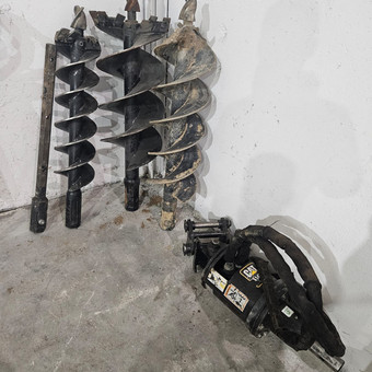 NAUJI 2,7t svorio "CAT 302,7D". Galime komplektuoti su žemės grąžtais poliam iki 40cm diametro, su 200kg hidro kūjais, transportavimo priekabom ir t.t.. Ignas Klaipėda UAB "Baltrenta" nuotrauka 12 NAUJŲ Mini ekskavatorių nuoma su priekaba ir priedais pagal poreikį..! Klaipėda UAB "Baltrenta" nuotrauka 12