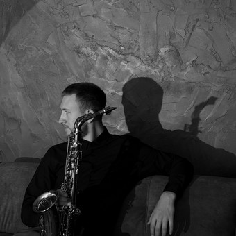 Kai reikia kompaktiškumo, grojama muzika saksofonu kartu su fone skambančiu pritariamuoju takeliu gali atstoti net ir visą muzikos grupę. Kaunas Tomas Urnikis nuotrauka 2 Dainininkai, muzikos grupės Kaunas Tomas Urnikis nuotrauka 2