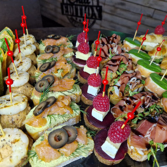 Patyrę Mūsų restorano šefai pagamuins Maistą Jūsų šventei. Vieno kąsnio sumuštinukai, užkandžiai, pristatymas, atsiėmimas, aptarnavimas Jūsų erdvėje arba mūsų restorane bei kitos paslaugos. Kaunas Resto-Baras "Chill Edition" nuotrauka 4 Maistas Jūsų šventei, vieno kąsnio sumuštinukai, užkandžiai, pristatymas, atsiėmimas, aptarnavimas Jūsų erdvėje arba mūsų restorane Kaunas Resto-Baras "Chill Edition" nuotrauka 4