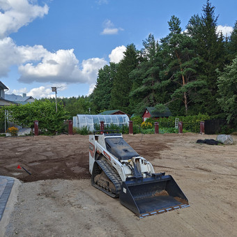 BOBCAT MT100 kompaktiškas mini krautuvas, skirtas darbui siaurose vietose ir vietovėse, kur reikalingas manevringumas. Šis modelis pasižymi mažais matmenimis, tačiau turi didelį našumą. Kaunas UAB Tvarkingas kiemas nuotrauka 4 Bobcat nuoma Kaunas UAB Tvarkingas kiemas nuotrauka 4