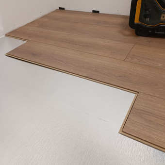 Kaina be pvm.. Klaipėda MB Petmeda nuotrauka 1 Laminato klojimas Klaipėda MB Petmeda nuotrauka 1