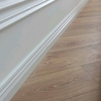 Montojame medines,mdf plasmasines grindjuostes. Vilnius Erikas nuotrauka 9 Grindjuosčių montavimas Vilnius Erikas nuotrauka 9