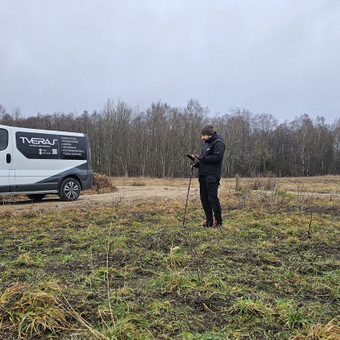 Specialia įranga tiksliai išmatuojamas būsimo projekto perimetras,parodant aukščių pakitimus ar kitus nuokrypius.Taip pat tūriniai matavimai,nuolydžiai,gyliai,pagrindų paruošimo matavimai,2D ir 3D. Šiauliai Tvorų ir terasų sprendimai nuotrauka 11 Matavimo,projekto parengimo darbai. Šiauliai Tvorų ir terasų sprendimai nuotrauka 11