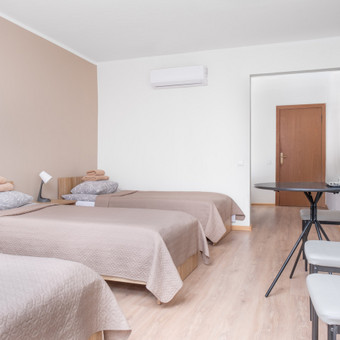 Kauno jachtklube apgyvendiname iki 100 žmonių renovuotose dviviečiuose , triviečiuose ar keturviečiuose kambariuose. Nakvynės kaina nuo 19 eur. Kaunas Kauno jachtklubas nuotrauka 6 Patalpų nuoma renginiams Kaunas Kauno jachtklubas nuotrauka 6
