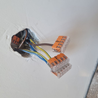 Dingo elektra? Svilėsių kvapas iš rozetės? Ne problema, kreipkitės. O gal reikia tik apsaugos nuo srovės nuotekio? Nuotekio relė skuba jums į pagalbą! Vilnius Žygimantas Didenka nuotrauka 3 Smulkūs elektros darbai Vilnius Žygimantas Didenka nuotrauka 3