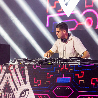 ATIK ESUP DJ's yra pasiruošę sukurti puikią atmosferą ir gerą nuotaiką kiekvienam dalyviui. Visuomet įsigiliname į publiką ir stengiamės ją nustebinti. Palikdami tik pačius geriausius įspūdžius. Kaunas ATIK ESUP nuotrauka 1 DJ paslaugos Kaunas ATIK ESUP nuotrauka 1