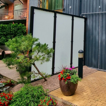 Berėmio stiklo balkonai yra modernus ir elegantiškas sprendimas tiek gyvenamiesiems, tiek komerciniams pastatams. Klaipėda GRS Industry MB nuotrauka 5 Stiklo pertvarų gamyba Klaipėda GRS Industry MB nuotrauka 5
