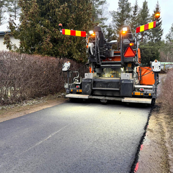 Profesionalus asfalto klojimas klotuvu. Kelių tiesimas ir aikštelių asfaltavimas. Pagrindų paruošimas ir kelkraščių sudarymas. Vilnius Asfalto INFRA Remontas nuotrauka 2 Asfalto Klojimas Vilnius Asfalto INFRA Remontas nuotrauka 2