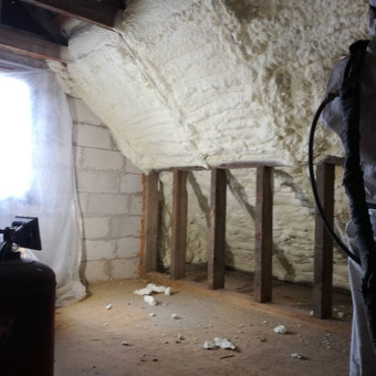 šiltiname purškiamomis poliuretano putomis Vilnius Šiltinimo paslaugos nuotrauka 2 Fasadų, sienų šiltinimas Vilnius Šiltinimo paslaugos nuotrauka 2