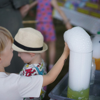 Vaikai atliks sauso ledo eksperimentus, ruoš ir mėgausis vulkaniniu gimtadienio gėrimu bei galvos paslaptingą norą, kai pasirodys magiškas džinas. www.edulandas.lt/p/gimtadienio-programa-ledo-salyje Kaunas VšĮ ,,Edulandas" nuotrauka 4 Gimtadienio programa ,,Ledo šalyje" Kaunas VšĮ ,,Edulandas" nuotrauka 4