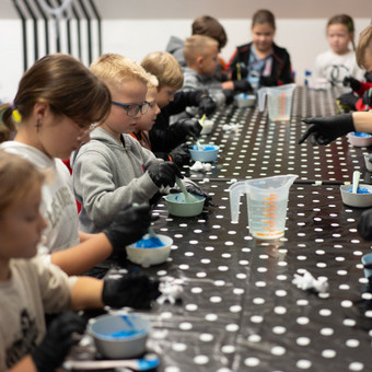 Vaikai kartu su išprotėjusiu mokslininku persirengusiu personažu atliks du nepamirštamus eksperimentus (dramblio dantų pasta + vandens bomba/ lavos lempa/ slime/ šoklusis kamuoliukas). Kaunas VšĮ ,,Edulandas" nuotrauka 2 Gimtadienio programa ,,Mokslininko šou" Kaunas VšĮ ,,Edulandas" nuotrauka 2