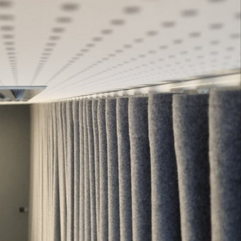 Užuolaidų siuvimo paslauga, į kurią įeina ir audinio sukirpimas, pagal Jūsų reikiamą aukštį bei plotį. Bėginio metro kaina nuo 2,20 Eur. Kaunas Eldaina nuotrauka 5 Užuolaidų siuvimas Kaunas Eldaina nuotrauka 5