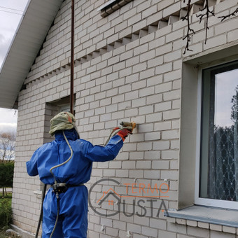 Oro tarpo šiltinimas specialiomis lėto augimo poliuretano putomis. Putos nesukrenta, nesudyla. Kaina nuo 150 Eur. Alytus UAB Termogusta nuotrauka 6 Oro tarpo šiltinimas Alytus UAB Termogusta nuotrauka 6