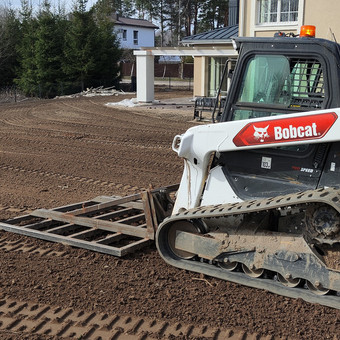 Nulygina, išpurena gruntą, susmulkina neaukštą zolę, išmuša akmenis į pakraštį. Vilnius MB JUSTEIRA nuotrauka 7 Grunto paruošėjas. Soil conditioner Vilnius MB JUSTEIRA nuotrauka 7