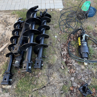 Polių gręžimas su žemės grąžtais 200,250,300mm iki 3,2metro.
Polių gręžimas tvoroms
Polių gręžimas pamatams
Polių gręžimas atraminems sienelems.
Polių gręžimas terasoms. Vilnius Mini Ekskavatoriaus Nuoma nuotrauka 12 Polių gręžimas Vilnius Mini Ekskavatoriaus Nuoma nuotrauka 12