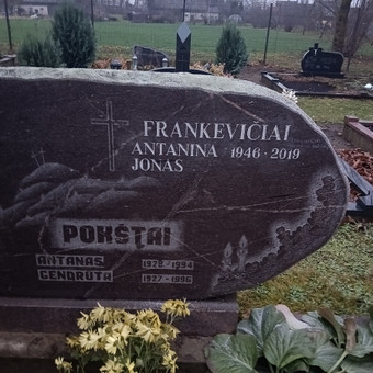 Raidžių ir portretų kalimas ant paminklo Kaunas Algirdas Krikščiūnas nuotrauka 1