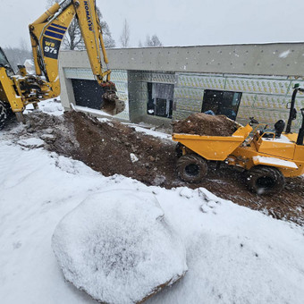 Nuomojame fiskarą, sunkvežimį su keliamąją strėlę, manipuliatorių vežimo svoris - 7,5 t., plotis - 2,45 m. turime ir bobcat techniką nuomai. Vilnius Technika žemės kasimo darbai nuotrauka 5 Fiskaro nuoma Vilnius Technika žemės kasimo darbai nuotrauka 5
