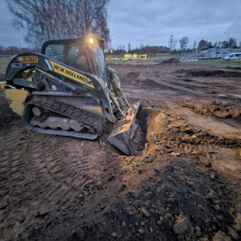Drenažas lietaus ESKAVATORIAUS, KRAUTUVO NUOMA, KASIMO DARBAI, Bobkat TVENKINIŲ KASIMAS, TRINKELIŲ KLOJIMAS, APŽELDINAMAS, LAISTYMO SISTEMOS, TVORŲ ĮRENGIMAS, SEGMENTINES TVOROS, PAMATŲ ĮRENGIMAS, Vilnius Technika žemės kasimo darbai nuotrauka 8 Drenažo įrengimas, kokybiška įranga, dirbame pagal šiuolaikinius standartus, garantuojame kokybišką rezultatą. Vilnius Technika žemės kasimo darbai nuotrauka 8