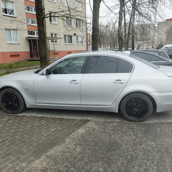2010m. Automatine pavaru dežė. Automatinė klimato kontrolė, lietaus jutikliai, šildomos sėdynės, šildomi veidrodėliai. Kaina priklauso nuo parų skaičiaus. Klaipėda AutoRentas nuotrauka 14 BMW 5 Serijos Nuoma. Klaipėda AutoRentas nuotrauka 14