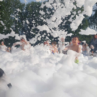 Putos išpučiamos per 20-30min. Laikosi apie 1val. Priklauso nuo oro sąlygų ir dalyviaus skaičiaus. Išpučiame 250-300 ltr. putų skyščio. Klaipėdos rajonas Pramogų Patruliai nuotrauka 4 Putų šou, putų mašinos nuoma Klaipėdos rajonas Pramogų Patruliai nuotrauka 4