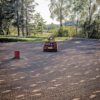 Norite turėti gražią ir žalią veją savo kieme? Mes siūlome profesionalų vejos įrengimą su Eliet GZC 1000 - modernia ir efektyvia mechanizuota vejos sėjimo įrangą. Vilnius Greeneris nuotrauka 2 Vejos įrengimas: sėjimas, ruloninė veja Vilnius Greeneris nuotrauka 2