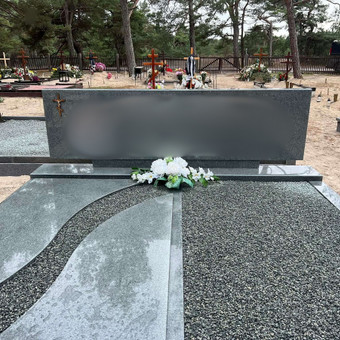 Kapavietės dengimas plokštėmis – praktiškas sprendimas tiems, kurie nori tvarkos be nuolatinės priežiūros. Klaipėda Kapai PLIUS nuotrauka 6 Kapo uždengimas akmens gaminiais Klaipėda Kapai PLIUS nuotrauka 6