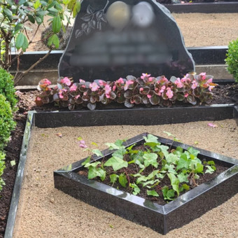 Parenkame ir sodiname ilgaamžius bei sezoninius augalus, taip pat dekoratyvinius medelius, kad kapavietė visada atrodytų gyvai ir tvarkingai. Klaipėda Kapai PLIUS nuotrauka 8 Kapų apželdinimas Klaipėda Kapai PLIUS nuotrauka 8