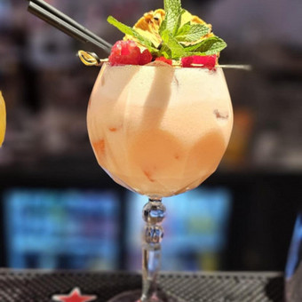 Puiki pramoga Jūsų kompanijai ar mergvakariui. Tapkite barmenu vienam vakarui. Vakaro metu patys gaminsite savo mėgstamus kokteilius, mokysitės plakti ir ragausite. Vilnius Rabbit Hole Gastrobar nuotrauka 1 Kokteilių gaminimas Vilnius Rabbit Hole Gastrobar nuotrauka 1