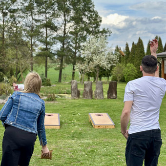 Populiarus, lengvas ir įtraukiantis cornhole žaidimas – tinka visiems, nepriklausomai nuo amžiaus. (Nuotraukos dešinėje) Klaipėda Lauko žaidimų nuoma nuotrauka 1 Kukurūzų futbolas (Cornhole) Klaipėda Lauko žaidimų nuoma nuotrauka 1