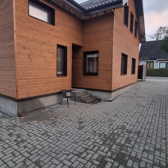 Atliekame kokybišką išorinių palangių skardinimą, kuris ne tik suteikia estetinį vaizdą, bet ir apsaugo pastato konstrukcijas nuo drėgmės bei kitų aplinkos veiksnių. Dirbame tik su aukštos kokybės ska Kaunas UAB ,,Moer" nuotrauka 3 Palangių skardinimas Kaunas UAB ,,Moer" nuotrauka 3
