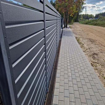 Montuojame segmentines, metalines ir medines tvoras. Greitai, tiksliai ir pagal individualų sklypo projektą. Vilnius Arturas nuotrauka 3 Tvoru montavimas Vilnius Arturas nuotrauka 3