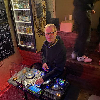 dj paslaugos viskas viename (garsas, šviesos, grotuvai) vestuvėms, gimtadieniams, įmonių vakarėliams, barams bei įvairiems linksmiems ir liūdniems renginiams. Vilnius IĮ "Sielos Džiaugsmas" (Povilas) nuotrauka 1 DJ paslaugos Vilnius IĮ "Sielos Džiaugsmas" (Povilas) nuotrauka 1