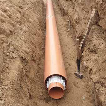 Lietaus nuotekų surinkimo ir nuvedimo sistemos padeda apsaugoti pastatus bei teritorijas nuo vandens kaupimosi, erozijos bei žalos infrastruktūrai. UAB „Vamzdynas“ projektuoja ir įrengia modernias lie Vilnius UAB Vamzdynas nuotrauka 2 Lietaus nuotekų tinklų montavimas Vilnius UAB Vamzdynas nuotrauka 2