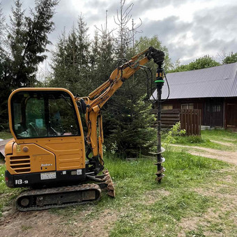 Polių gręžimas (20/30 cm skersmens iki 230 cm gylio).
Gręžimo įranga turi integruota gulsčiuką todėl galimas gręžimas be pagalbinio žmogaus. Vilnius Darius nuotrauka 4 Polių gręžimas Vilnius Darius nuotrauka 4