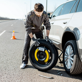 Jei turite atsarginį automoblio ratą, mūsų Partneriai gali jį pakeisti vietoje, kad galėtumėte sėkmingai tęsti savo kelionę Vilnius Traffi Help nuotrauka 2 Automobilio rato keitimas Vilnius Traffi Help nuotrauka 2
